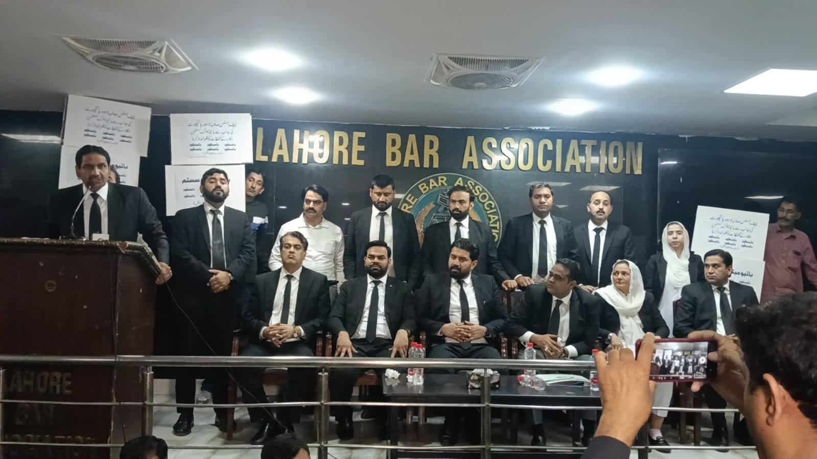 میٹرک سسٹم کے خلاف  لاہور بار ایسوسی ایشن کے جنرل ہاؤس کا اجلاس صدر لاہور